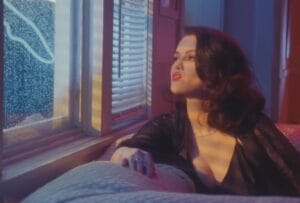 Selena Gomez y Benny Blanco Deslumbran con "Sunset Blvd" y su Estética Retro Ochentera