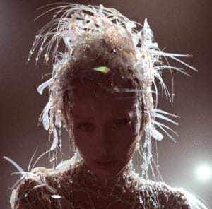 Miley Cyrus sorprende con el primer adelanto de su nuevo álbum "Something Beautiful"