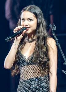 Los Artistas Más Exitosos Nacidos en el Siglo XXI, Según Billboard